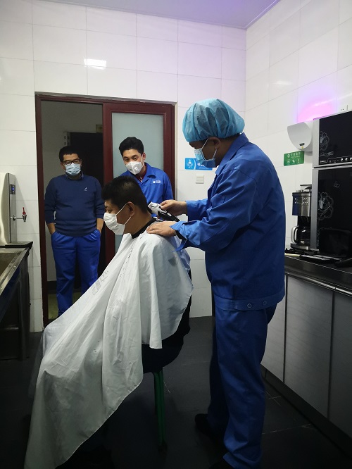 公司工會(huì)組織員工獻(xiàn)愛(ài)心義務(wù)理發(fā)
