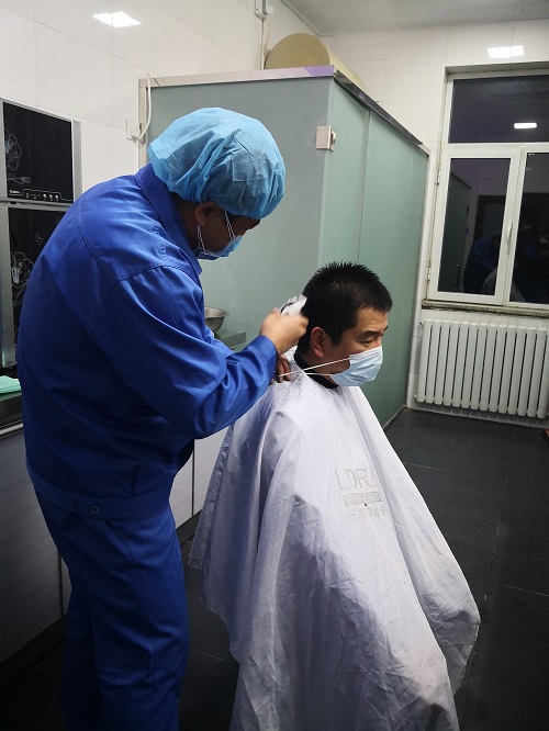 公司工會(huì)組織員工獻(xiàn)愛(ài)心義務(wù)理發(fā)
